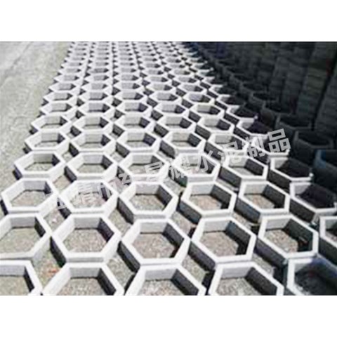 在寒冷地區(qū)，護(hù)坡磚是否會(huì)因凍融循環(huán)出現(xiàn)碎裂，選擇時(shí)需重點(diǎn)關(guān)注哪些材質(zhì)特性？